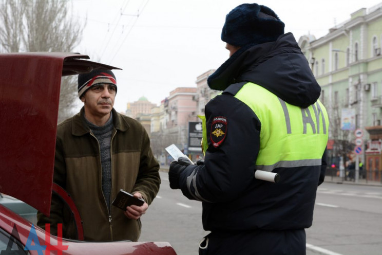 У "ДНР" автовласники шикуються в черги,…