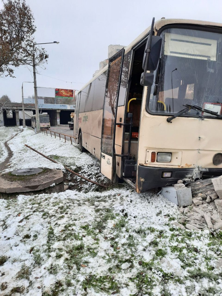 В Запорожье автобус протаранил электрооп…