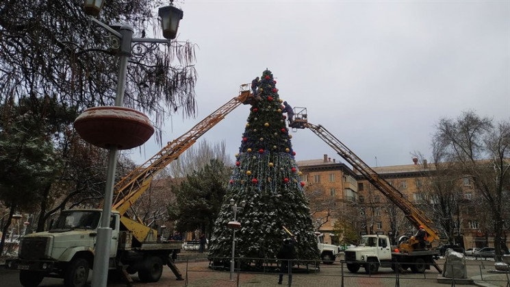 В центре Запорожья устанавливают главную…