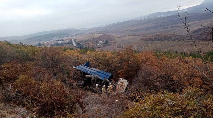 В Крыму грузовик упал в горное ущелье…