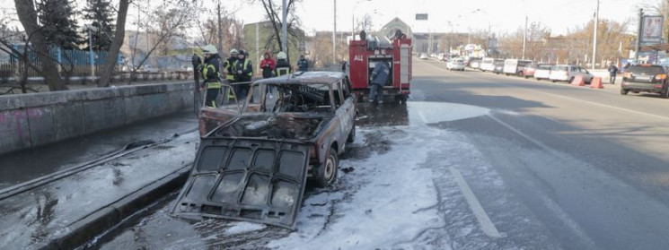 У Києві біля вокзалу спалахнув автомобіл…