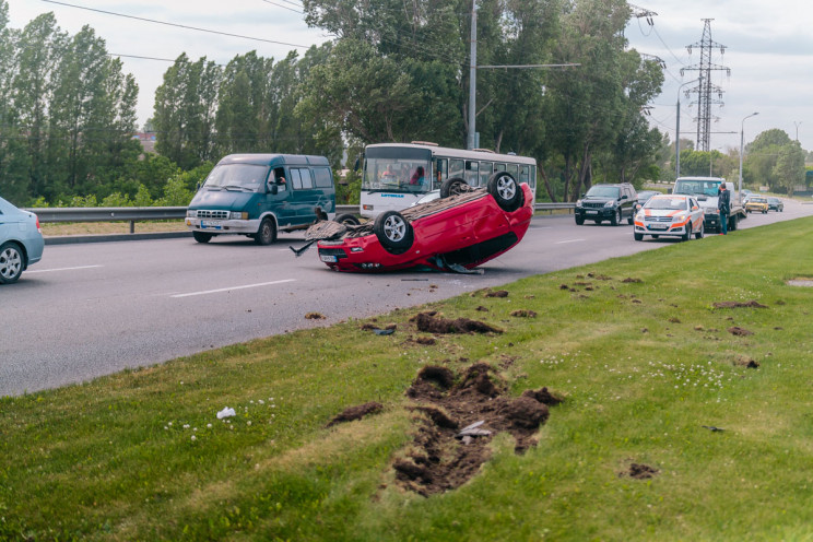 На набережній Дніпра легкова автівка пер…