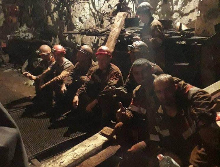 В шахте в Кривом Роге из-под завалов спа…