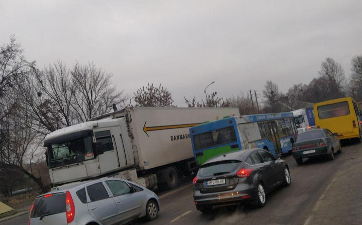 На виїзді зі Львова зупинився рух трансп…