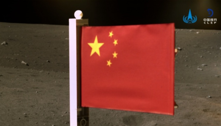 Китай развернул свой флаг на Луне…