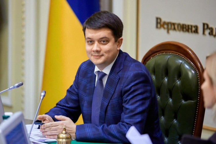 Разумков подписал законы о поддержке ФЛП…