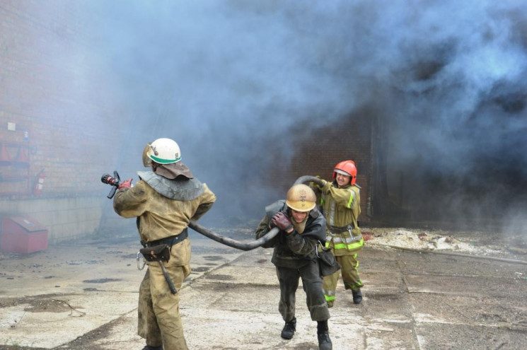 Рядом с Днипром сгорел завод и склад гре…