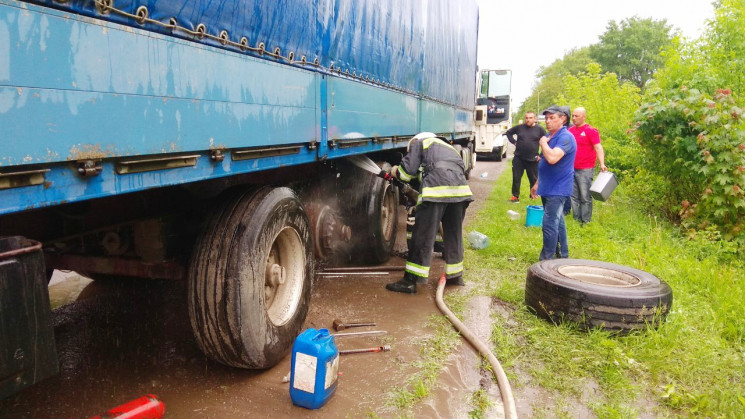 Посеред дороги на Хмельниччині загорілас…