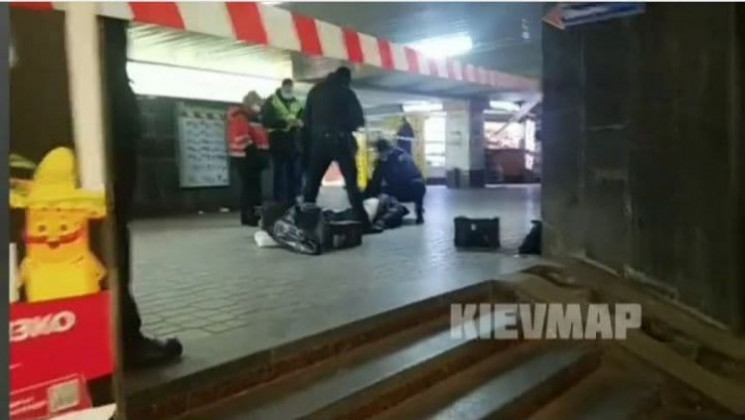 В центре Киева в переходе зарезали челов…