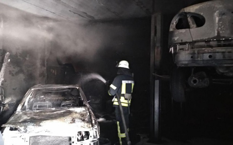 У Києві спалахнула пожежа на СТО…