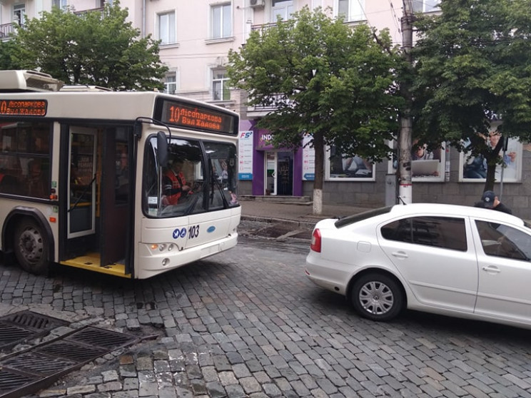 У Кропивницькому тролейбус наїхав на Sko…