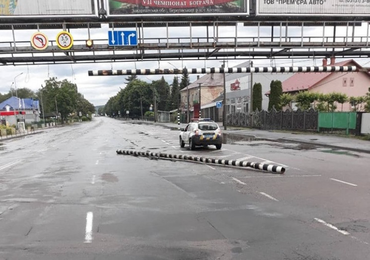 У Мукачеві фура знесла обмежувач…