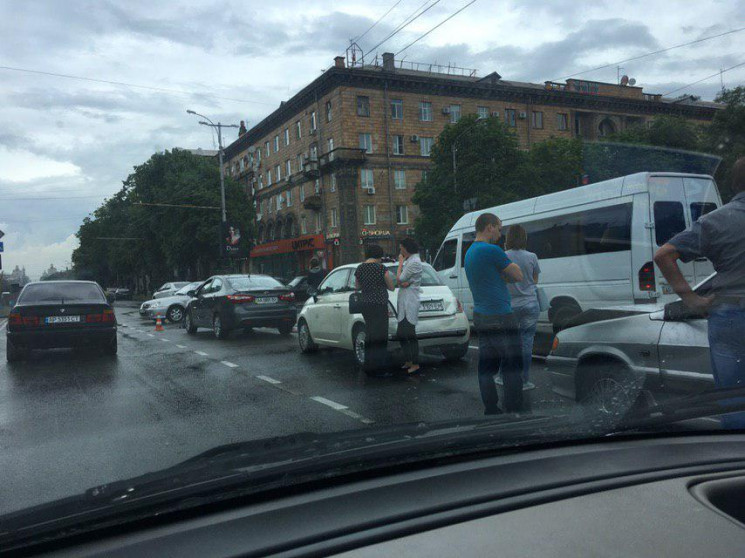 В центре Запорожья - тройное ДТП…