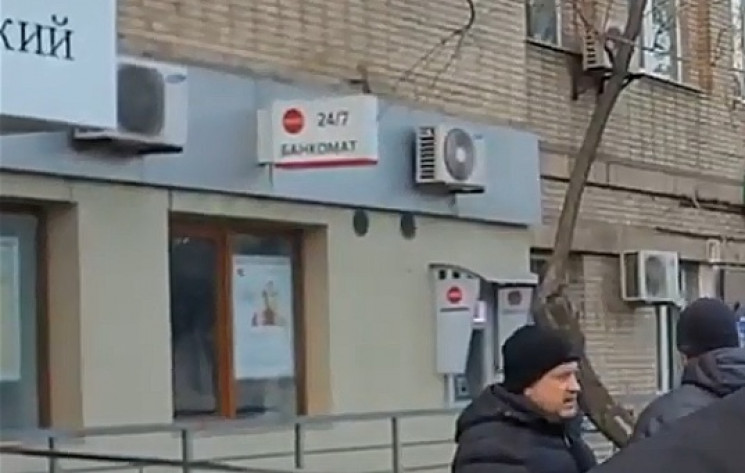 В Маріуполі у банку чоловік з ножем захо…