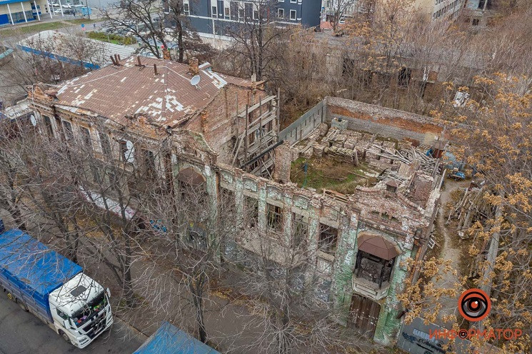 В Днепре разрушается старинное здание с…