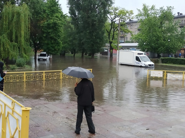 У Кам'янському через зливу "тонуть" авті…