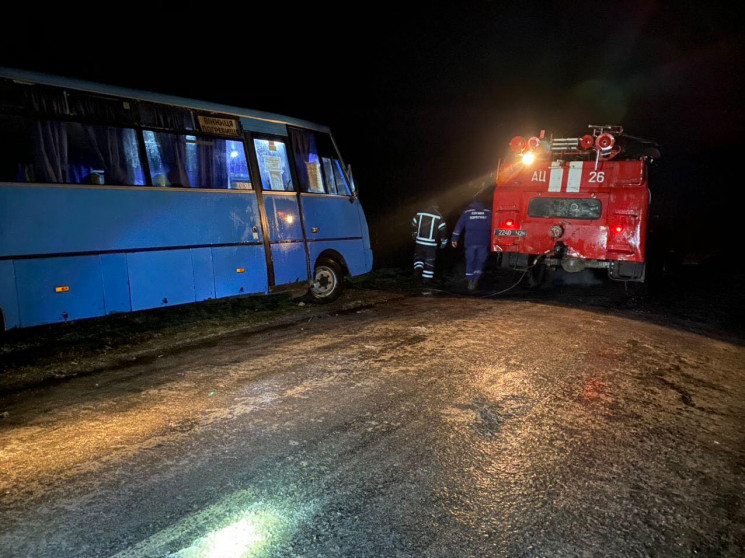 Автобуси в кюветах і повалені дерева: Бі…