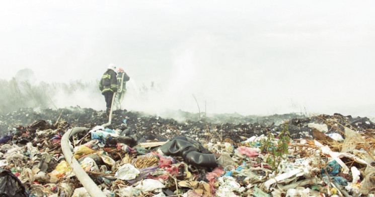 На Київщині палало сміттєзвалище…