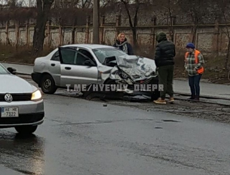 Трамваи остановились: Возле авторынка в…
