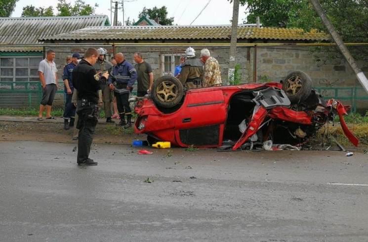 На Запоріжжі перекинулася автівка, водія…