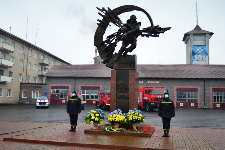 Хмельничани вшанували подвиг героїв-лікв…