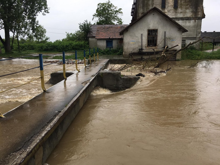 На Закарпатті паводок підтоплює млин XIX…