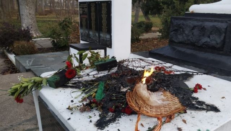У Криму вандали спалили вінки на меморіа…