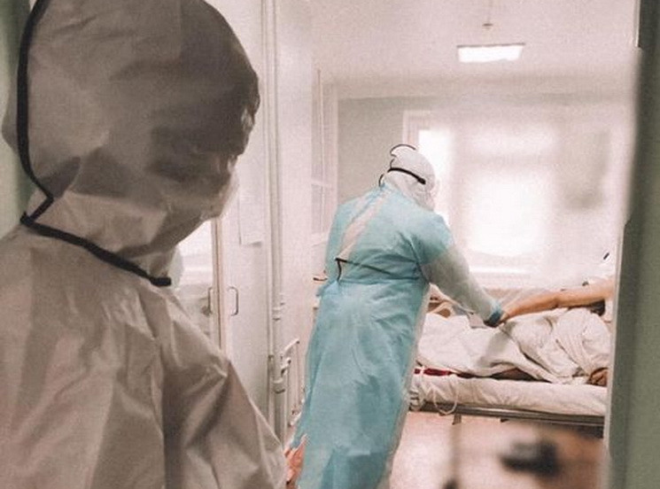 В больнице Днепра спасают медсестру с ра…