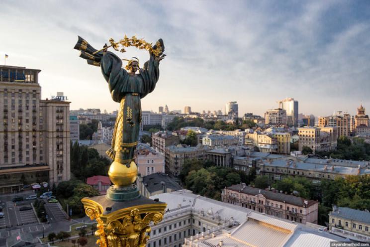 Монумент Незалежності в "серці" Києва по…