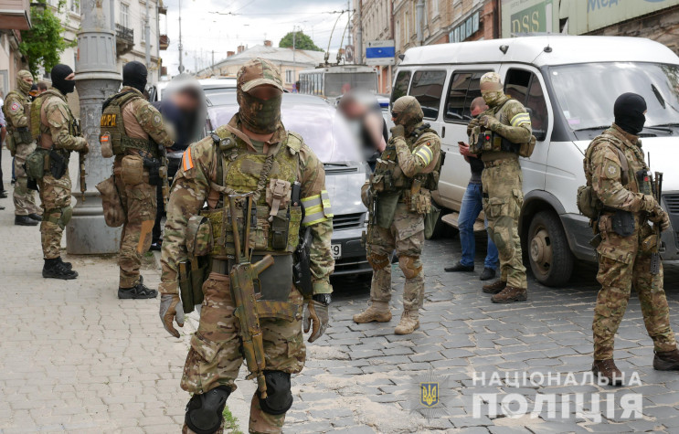 В Черновцах посреди улицы задержали банд…