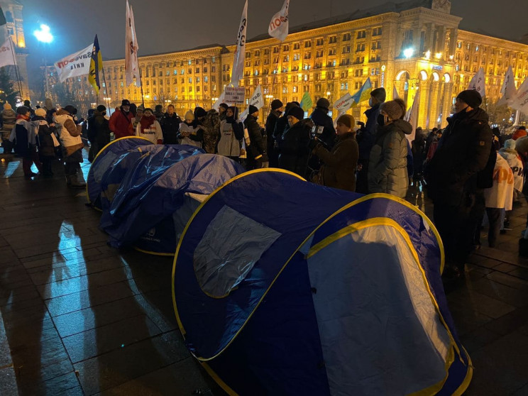 Зачищали палатки: На Майдане произошли н…