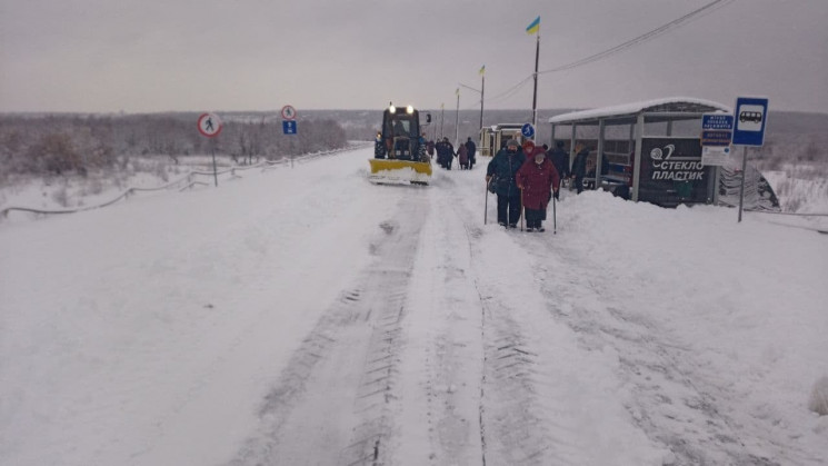 КПВВ "Станица" засыпало снегом: Двигатьс…