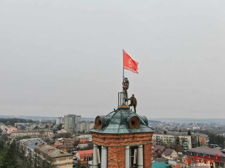 У Вінниці на Вежі встановили новий прапо…