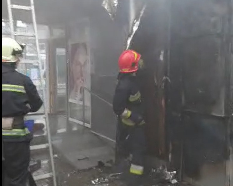 На вулиці Пирогова горить магазин оптики…