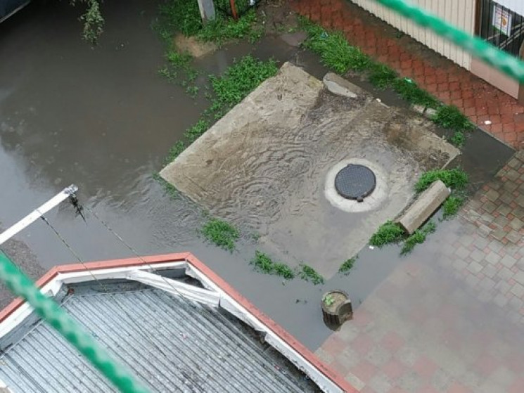 В Ужгороді затопило двір на вулиці Комен…
