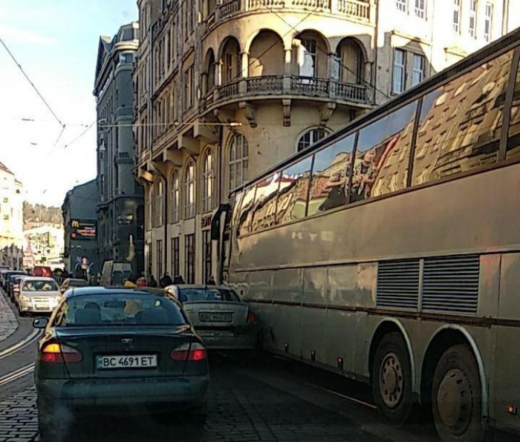 У Львові туристичний автобус зачепив авт…