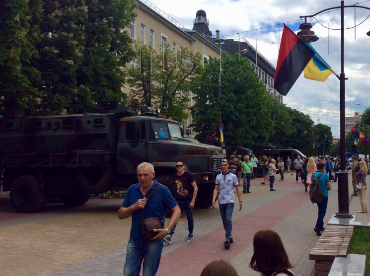 На улицы Хмельницкого вывели военную тех…