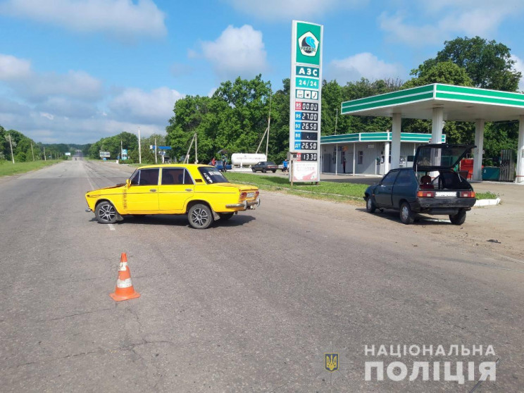 На Харьковщине возле АЗС разбились авто…