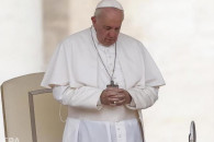 Папа Римський просить людей не дарувати…