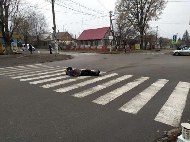 Як у Дніпрі чоловік улігся посеред дорог…