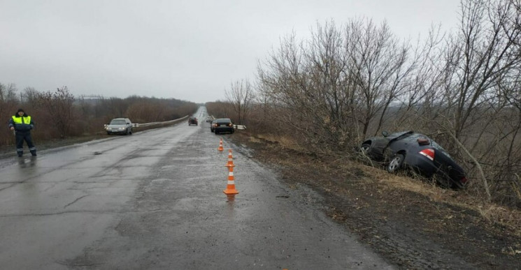 В "ДНР" водія автівки, що злетіла з доро…