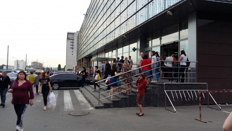 В Харькове эвакуировали супермаркет…