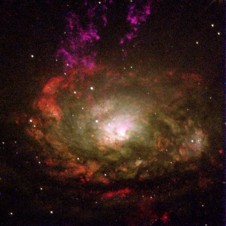 Теосскоп Hubble показав активну галактик…