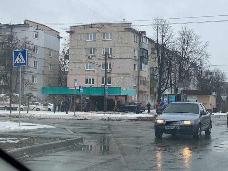 В Харькове внедорожник влетел в остановк…