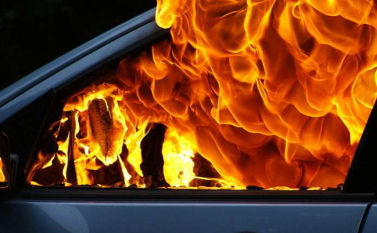 На Закарпатті згоріли дві автівки…