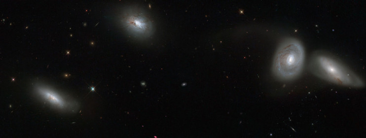 Телескоп Hubble сделал снимок сразу четы…
