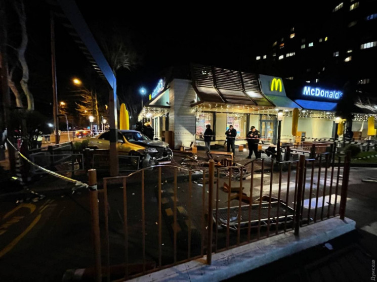В Одесі автомобіль протаранив McDonald's…