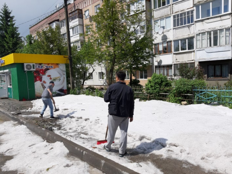 Невероятный по объемам град засыпал Терн…