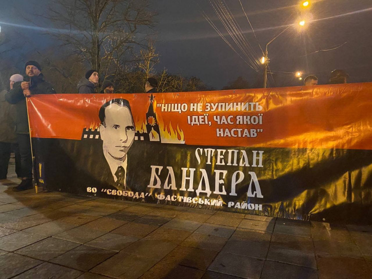 В Киеве проходит факельное шествие в чес…