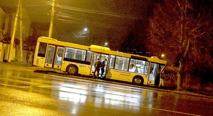 В Мариуполе автобус без водителя выехал…